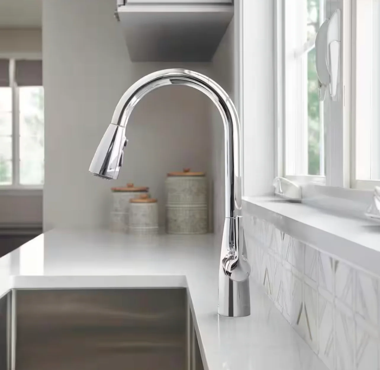 Fairbury 2S Single Handle Pull Down Sprayer Kitchen Faucet in Polished Chrome Damaged Box - Image 3