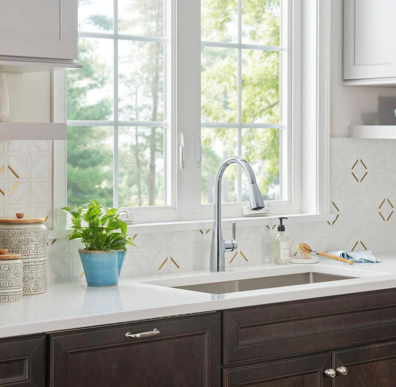 Fairbury 2S Single Handle Pull Down Sprayer Kitchen Faucet in Polished Chrome Damaged Box - Image 4