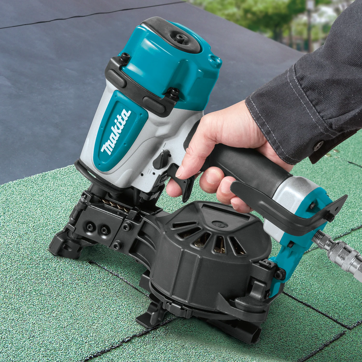 Makita 1 3/4 Inch Coil Roofing Nailer Reconditioned - Image 12