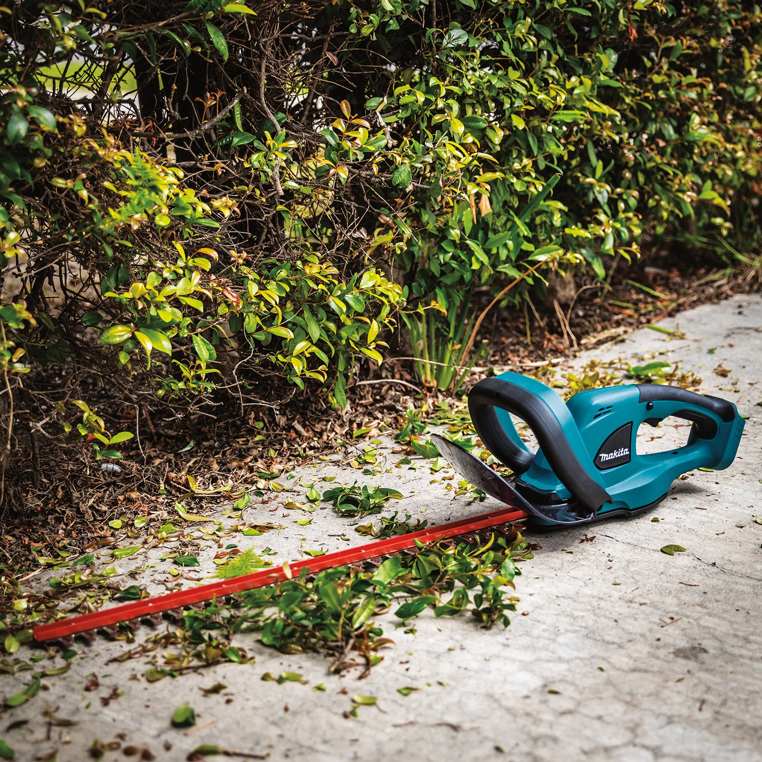Makita 18 Volt LXT Lithium Ion Cordless 22 Inch Hedge Trimmer Factory Serviced  Tool Only - Image 3