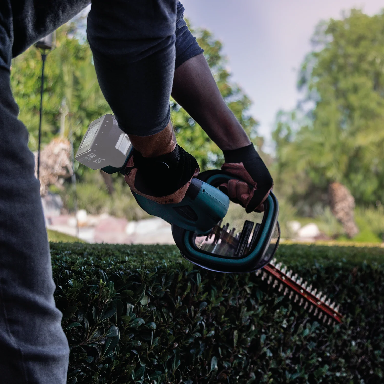 Makita 18 Volt LXT Lithium Ion Cordless 22 Inch Hedge Trimmer Factory Serviced  Tool Only - Image 5