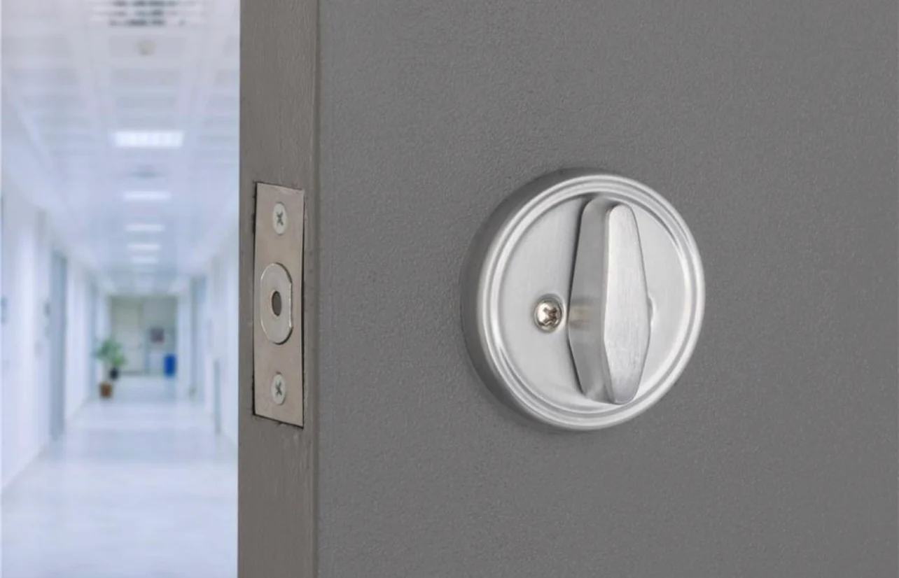 Universal Hardware  Industrial Duty Commercial Single Cylinder Deadbolt, UL 3-Hr Fire ANSI Grade 1, Satin Chrome Finish Damaged Box - Image 3